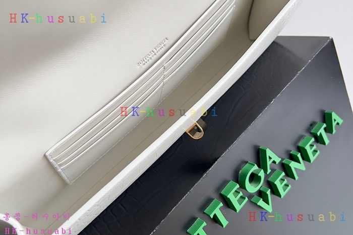 ★미러급★25SS 보테가베네타 실버 메탈릭 놋 탑 핸들 클러치 741511-19